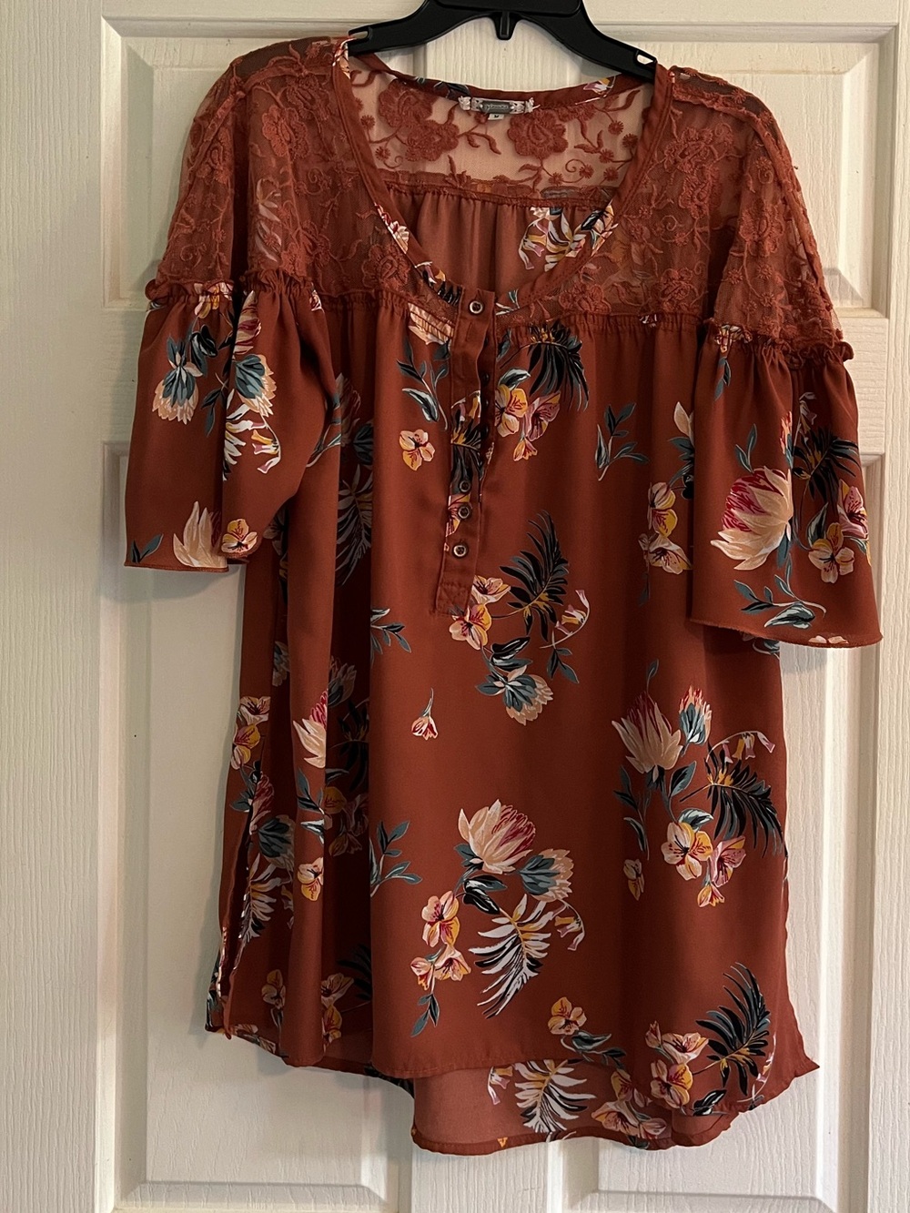 gimmicks by BKE Rust Floral Lace Yoke Tunic